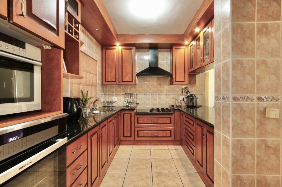 To Let 6 Bedroom Property for Rent in Sunset Beach Western Cape